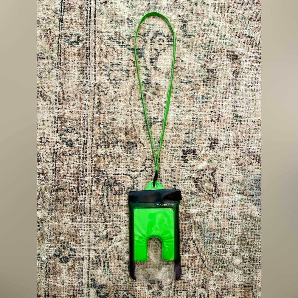 REI/Travelon Waterproof Phone Floating Pouch in Lime Green